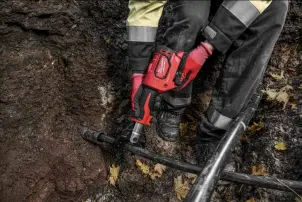 Кабелеріз гідравлічний акумуляторний MILWAUKEE, M18 ONEHCC-201C FSW (зарядний пристрій М12-18 С, 1 акумулятор М18 В2 2Аг, кліщі №6