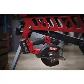 Пила дисковая ручная аккумуляторная по металлу MILWAUKEE, M18 FMCS-502X, диаметр 150мм (зарядное устройство М12-18 FC. 2 аккумулятора М1 №13