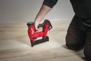 Степлер скобозабивний акумуляторний завужений безщітковий MILWAUKEE, M18 FNCS18GS-202X, скоба 9,5-38мм (зарядний пристрій M12-18 №10
