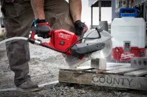 Машина відрізна акумуляторна безщіткова MILWAUKEE, M18 FCOS230-121, діаметр 230мм (зарядний пристрій М12-18 FC, 1 акумулятор М18 №20