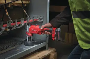 Пробойник гидравлический для отверстий аккумуляторный FORCE LOGIC MILWAUKEE M18 HKP-201CA (зарядное устройство М12-18 С, 1 аккумулятор М №4