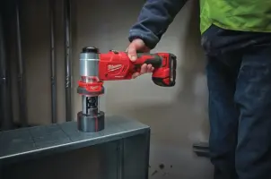 Пробойник гидравлический для отверстий аккумуляторный FORCE LOGIC MILWAUKEE M18 HKP-201CA (зарядное устройство М12-18 С, 1 аккумулятор М №6