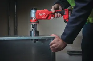 Пробойник гидравлический для отверстий аккумуляторный FORCE LOGIC MILWAUKEE M18 HKP-201CA (зарядное устройство М12-18 С, 1 аккумулятор М №7