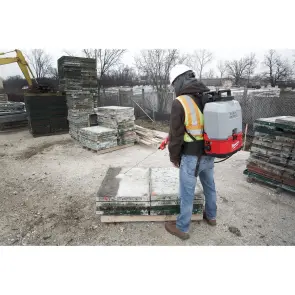 Обприскувач ранцевий акумуляторний (ємність для рідини по бетону) MILWAUKEE, M18 BPFPCCST №13