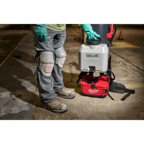 Обприскувач ранцевий акумуляторний (ємність для рідини по бетону) MILWAUKEE, M18 BPFPCCST №15