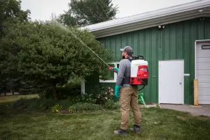 Обприскувач ранцевий акумуляторний (базова станція) MILWAUKEE M18 BBPFP2-301 (зарядний пристрій M12-18 FC, 1 акумулятор М18 НВ3 №9