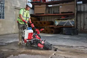 Обприскувач ранцевий акумуляторний (базова станція) MILWAUKEE M18 BBPFP2-301 (зарядний пристрій M12-18 FC, 1 акумулятор М18 НВ3 №11