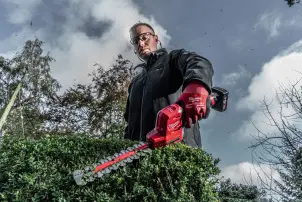 Кущоріз акумуляторний безщітковий MILWAUKEE, M12 FHT20-402, лезо 20см (зарядний пристрій С12 С, 2 акумулятори М12 В4 4Аг, картон №4