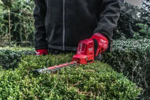 Кущоріз акумуляторний безщітковий MILWAUKEE, M12 FHT20-402, лезо 20см (зарядний пристрій С12 С, 2 акумулятори М12 В4 4Аг, картон №5