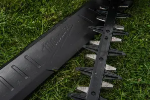 Кущоріз акумуляторний безщітковий MILWAUKEE, M18 FHET60G2-802, лезо 60см (зарядний пристрій M12-18 FC, 2 акумулятори М18 FВ8 8Аг №8
