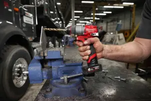 Дрель-шуруповерт аккумуляторная бесщеточная MILWAUKEE, M12 FDD2-602X (зарядное устройство С12 С, 2 аккумулятора М12 В6 6Ач, клипса д №9