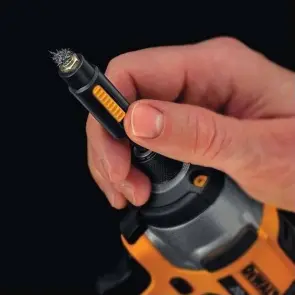 Головка торцева магнітна "EXTREME" DeWALT 1/4"х13 мм, шестигранна з рухомим магнітом всередині №8