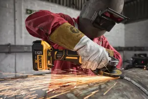 Шліфмашина кутова акумуляторна безщіткова DeWALT, 18 B XR Li-lon, 125 мм, 9000 об/хв, вага 1.74 кг, валіза TSTAK, 3 акумулятора, зарядний пристрій №16