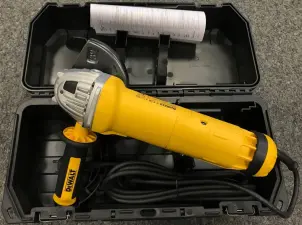 Шлифмашина угловая сетевая DeWALT, 1400 Вт, d = 125 мм, 11500 об / мин, вес 1.85 кг, чемодан №16