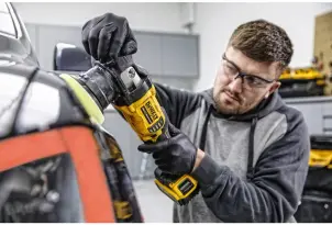 Полірувальна машина акумуляторна DeWALT, 18В XR Li-Ion, безщіткова, 2000 - 5500 об/хв, вага 2.9 кг, 2 акумулятори 5 Аг, зарядний пристрій №11