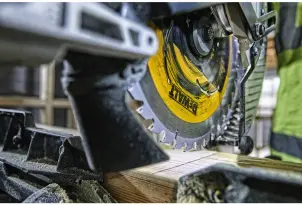 Пила торцовочная аккумуляторная бесщёточная DeWALT DCS727N №15