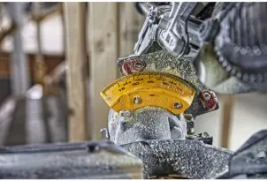 Пила торцовочная аккумуляторная бесщёточная DeWALT DCS727N №18