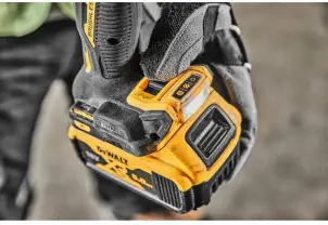 Дрель-шуруповёрт аккумуляторная бесщёточная DeWALT DCD800P2T №7