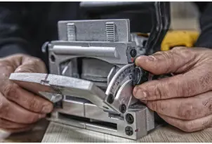 Фрезер ламельний мережевий DeWALT DW682K №17