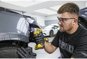 Шурупокрут ударний акумуляторний DeWALT, 12V XR Li-Ion, безщітковий, 163 Нм, 2850 об/хв, 2 акумулятори, зарядний пристрій, валіза №12