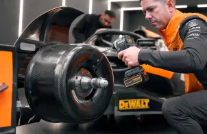 Набор из двух инструментов аккумуляторных бесщеточных McLaren F1 TEAM LIMITED EDITION DeWALT DCK200MM2T №28