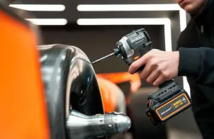 Набор из двух инструментов аккумуляторных бесщеточных McLaren F1 TEAM LIMITED EDITION DeWALT DCK200MM2T №32