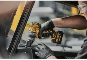Дрель-шуруповерт аккумуляторная бесщеточная со сменными насадками DeWALT DCD703NT №9