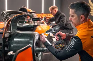 Дриль-шурупокрут ударний McLaren F1 TEAM LIMITED EDITION DeWALT DCD85MM2T №14