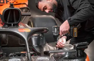 Дрель-шуруповерт ударная McLaren F1 TEAM LIMITED EDITION DeWALT DCD85MP2T №14
