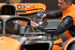 Дрель-шуруповерт ударная McLaren F1 TEAM LIMITED EDITION DeWALT DCD85MP2T №17