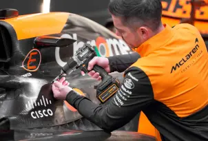 Дрель-шуруповерт ударная McLaren F1 TEAM LIMITED EDITION DeWALT DCD85MP2T №18