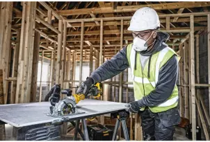 Пила дисковая аккумуляторная бесщеточная DeWALT DCS571N №7