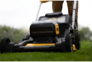 Газонокосилка аккумуляторная бесходная самоходная DeWALT DCMWSP156W2 №11