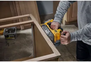 Шлифмашина ленточная аккумуляторная бесщеточная DeWALT DCW220N №8