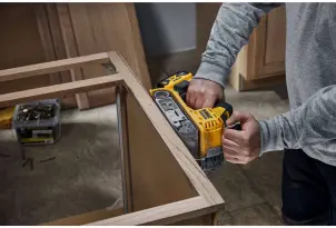 Шлифмашина ленточная аккумуляторная бесщеточная DeWALT DCW220P2 №14