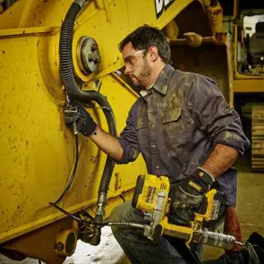 Пистолет масляный аккумуляторный DeWALT DCGG571NK №2