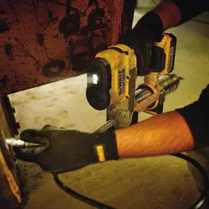 Пистолет масляный аккумуляторный DeWALT DCGG571NK №3