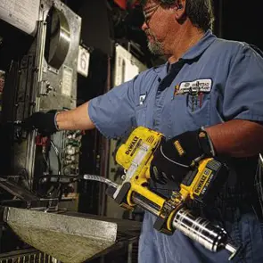 Пистолет масляный аккумуляторный DeWALT DCGG571NK №4