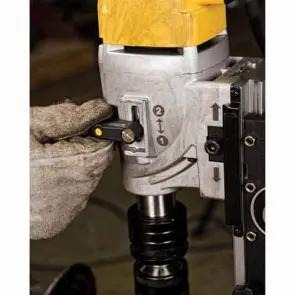 Верстат свердлильний мережевий магнітний DeWALT DWE1622K №7