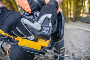 Пилка ланцюгова акумуляторна безщіткова з верхньою рукояткою DeWALT DCMCST635N №8