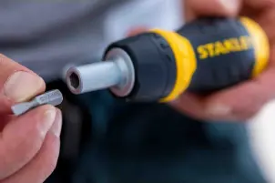 Викрутка-набір STANLEY"Multibit Stubby", L=120мм, реверсивна, 6 біт: Ph1, Ph2; Pz1, Pz2; SL4.5 і 6мм. №8