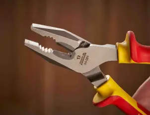 Плоскогубці електрика STANLEY "MaxSteel VDE 1000V" комбіновані ізольовані, L=175мм №7