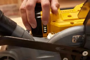 Пила торцювальна акумуляторна STANLEY FATMAX SFMCS701M1+SFMCS600B №17