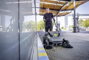 Компактна підмітальна машина KM 70/25 C Bp 2SB (з двома бічними щітками) Karcher №2