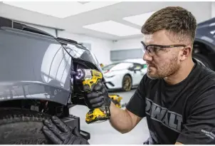 Шуруповерт ударный аккумуляторный DeWALT, 12V XR Li-Ion, бесщеточный, 163 Нм, 2850 об / мин, 2 аккумулятора, зарядное устройство, чемодан №5