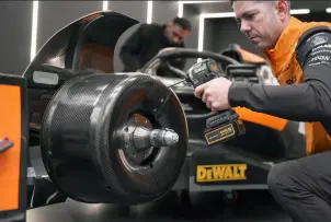 Набір з двох інструментів акумуляторних безщіткових McLaren F1 TEAM LIMITED EDITION DeWALT DCK200MP2T №13