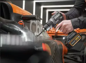 Набір з двох інструментів акумуляторних безщіткових McLaren F1 TEAM LIMITED EDITION DeWALT DCK200MP2T №14