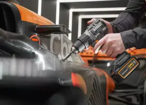 Набор из двух инструментов аккумуляторных бесщеточных McLaren F1 TEAM LIMITED EDITION DeWALT DCK200MM2T №13