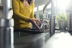 Соковитискач Philips Avance Collection відцентрований 1000Вт, чаша-1л, жмих-2.1л, жолоб на ціле яблуко, пластик, чорний №6