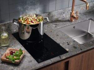Варочная поверхность Electrolux электрическая стеклокерамическая, 30см, Домино, черный №10